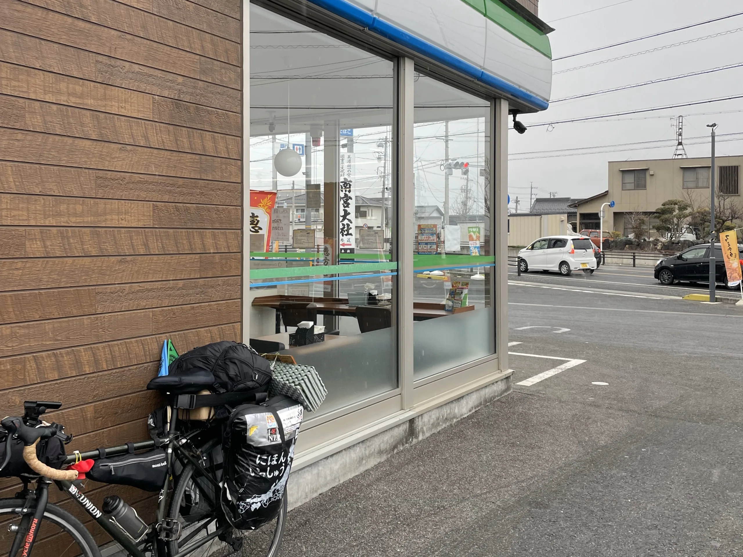 大垣市のファミリーマートに止めた自転車