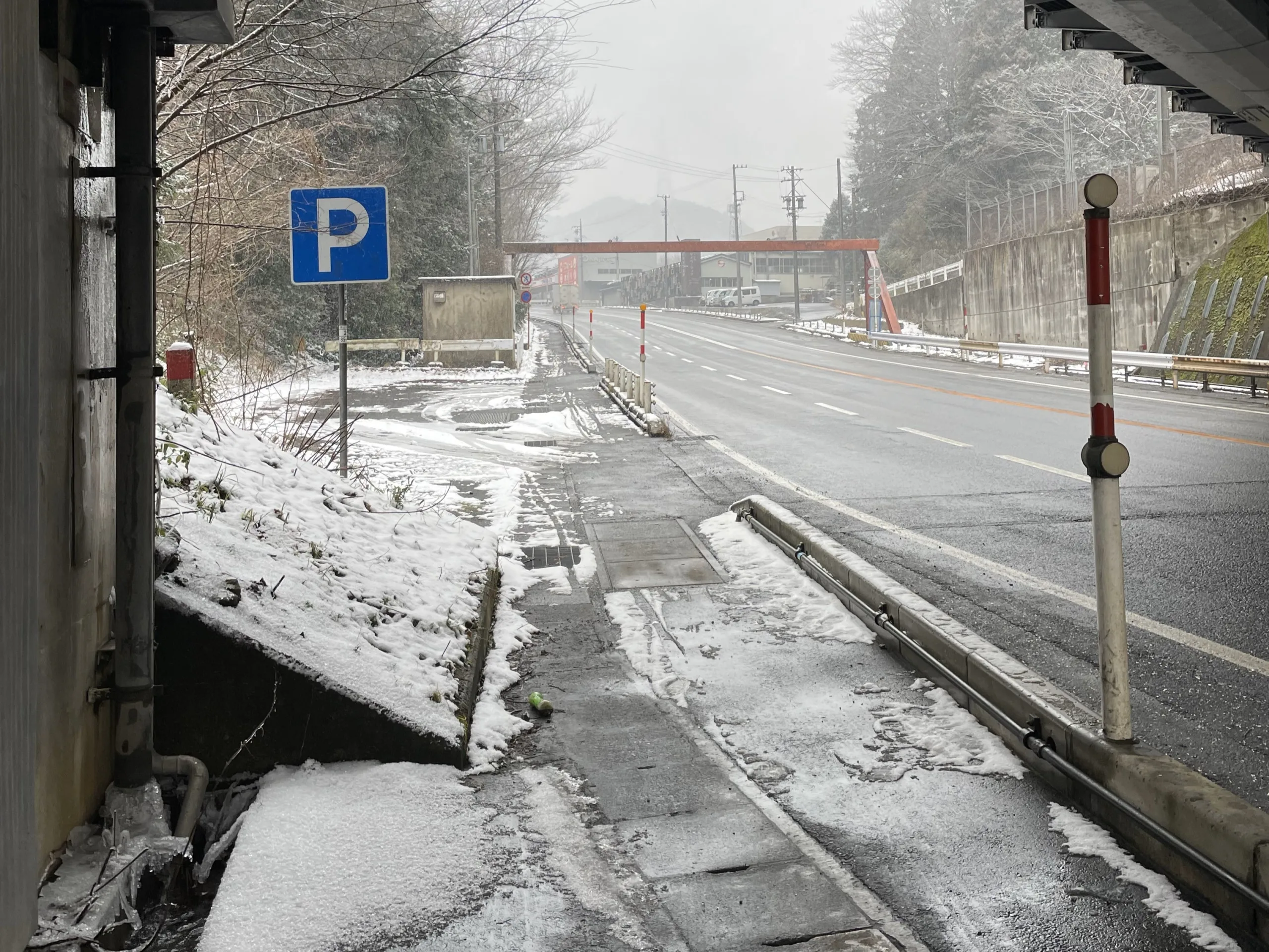 関ヶ原の国道21号線に積もる雪