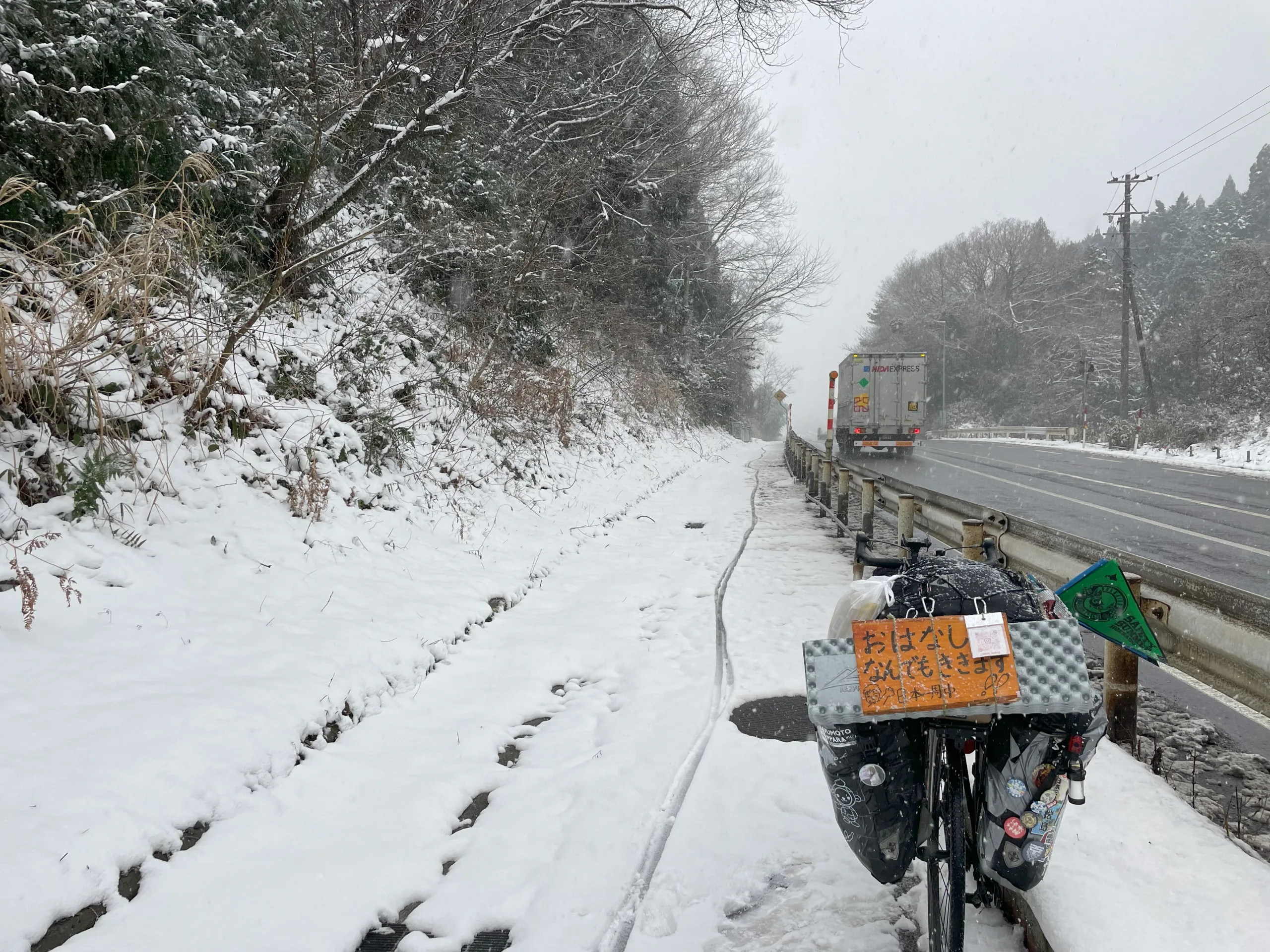 関ヶ原の国道21号線で雪の中進む自転車