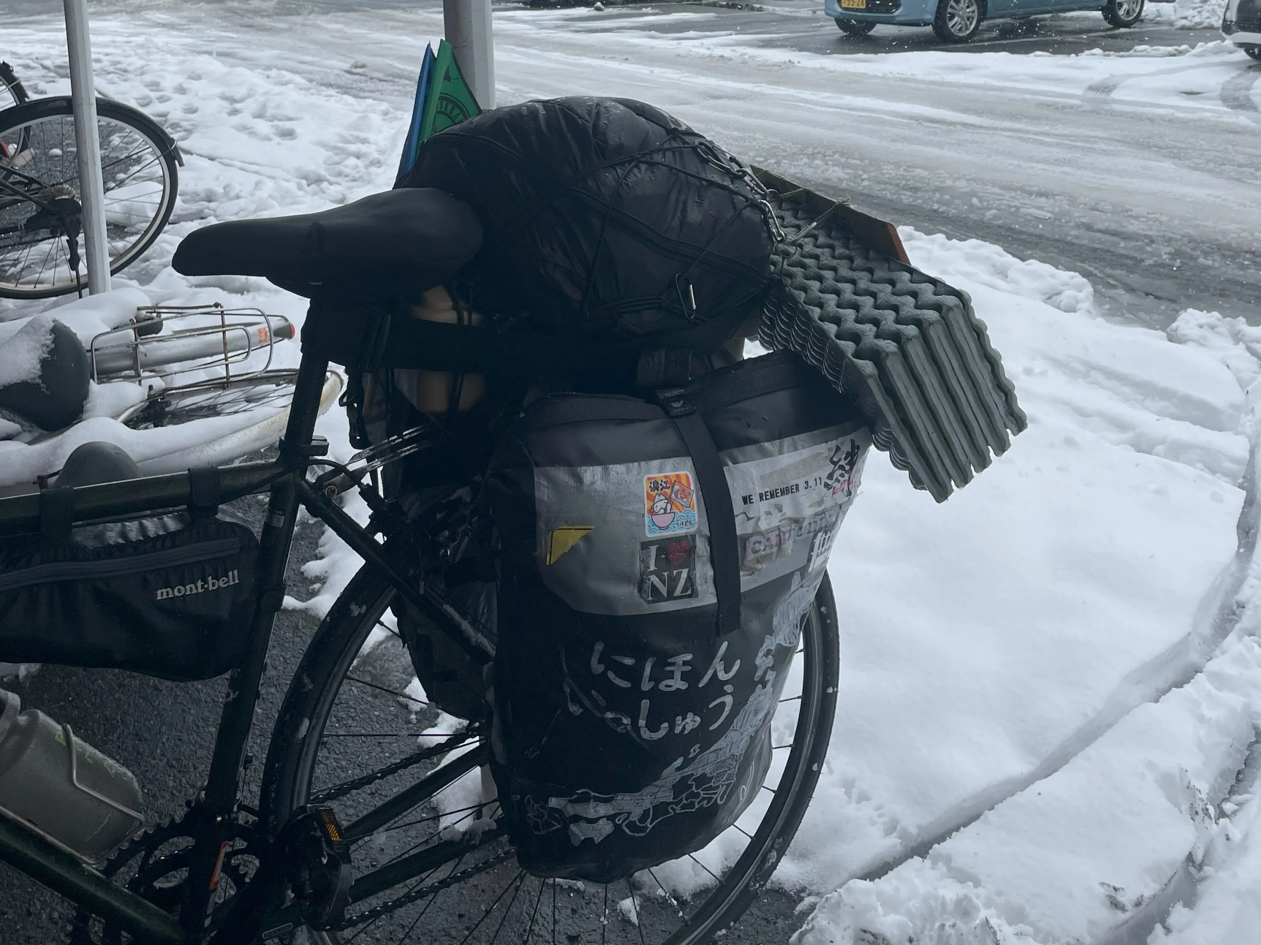 雪の快活CLUB彦根店に止めた自転車