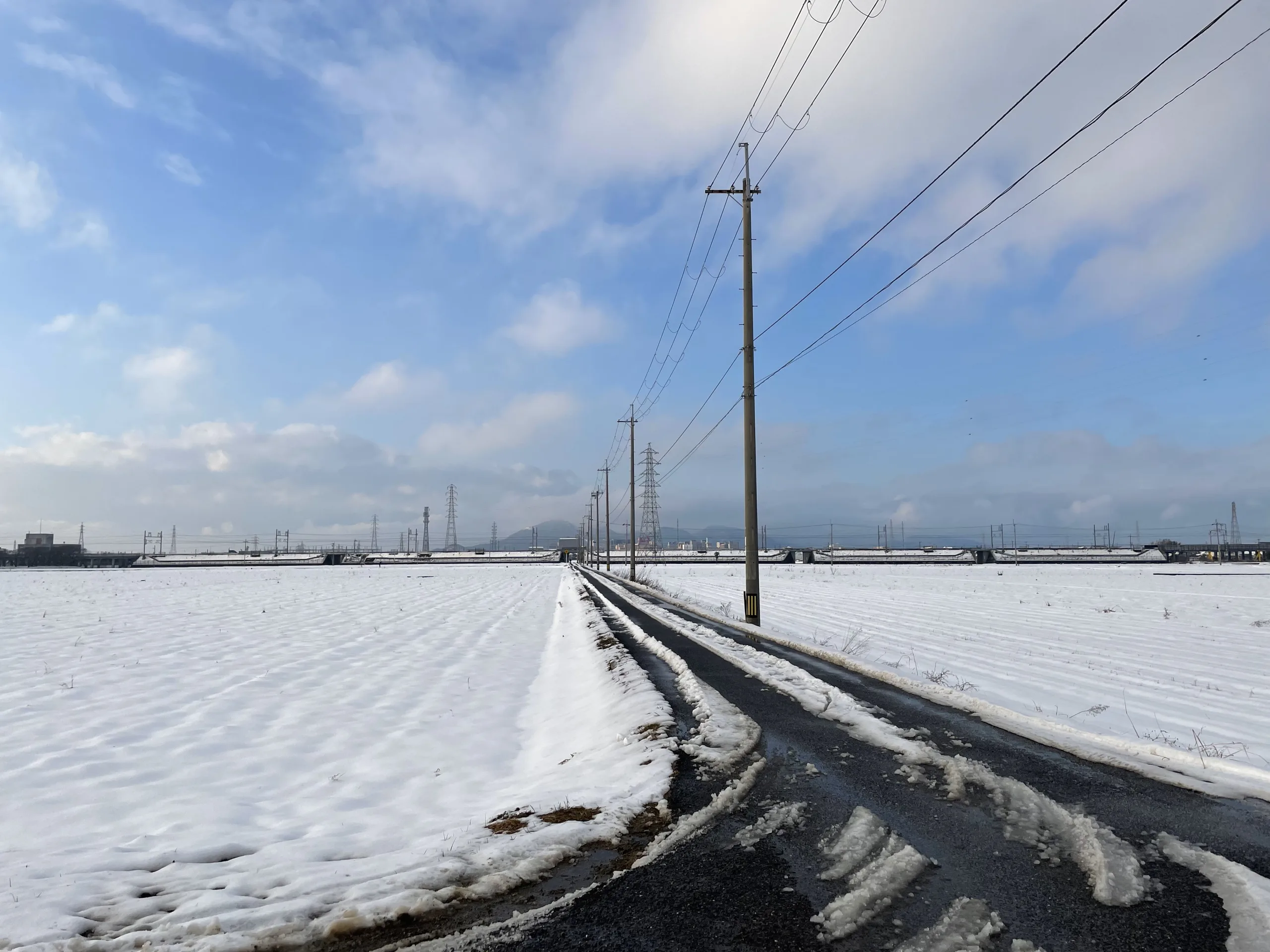 雪が積もった畑