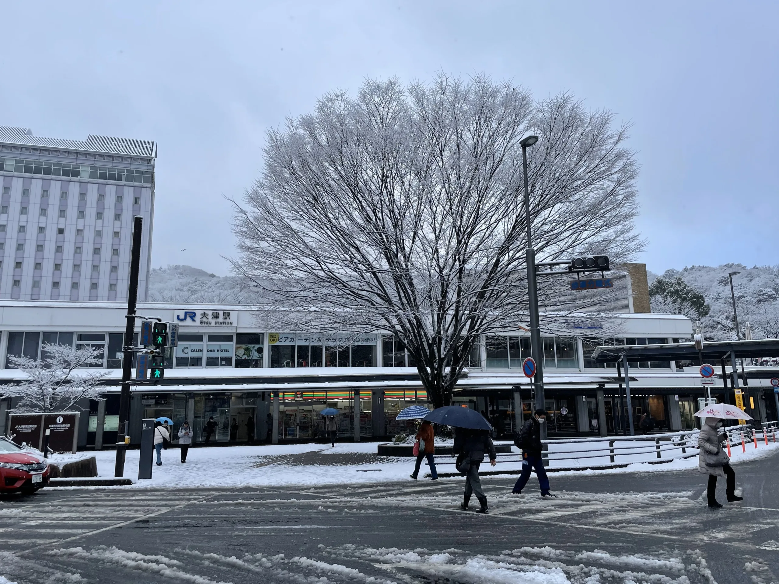 雪の大津駅前