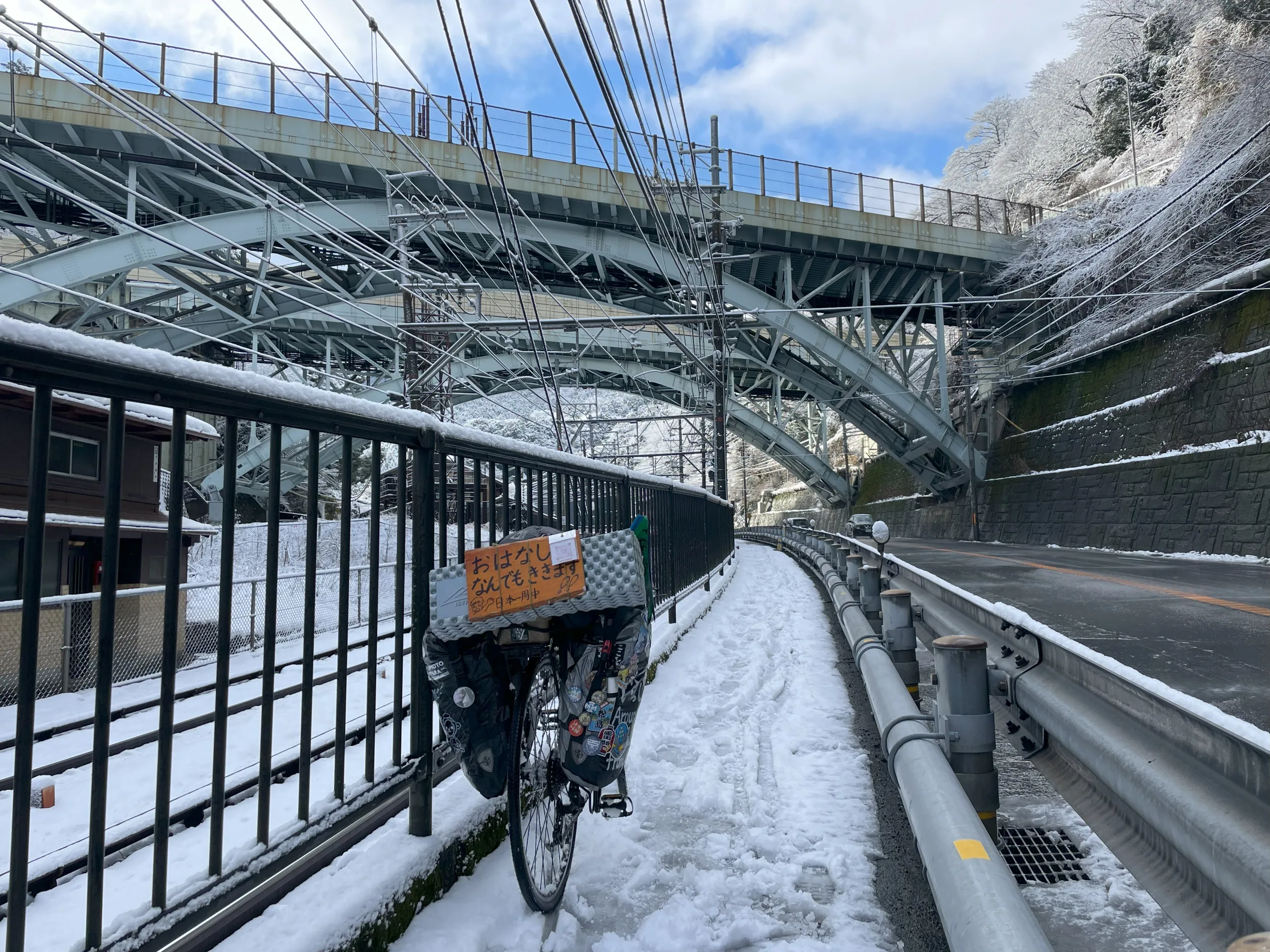 雪の逢坂の関を自転車で越える旅人