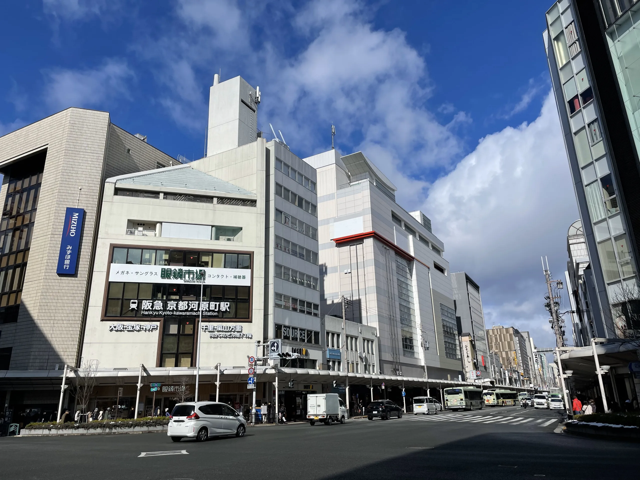 阪急京都河原町駅前の交差点