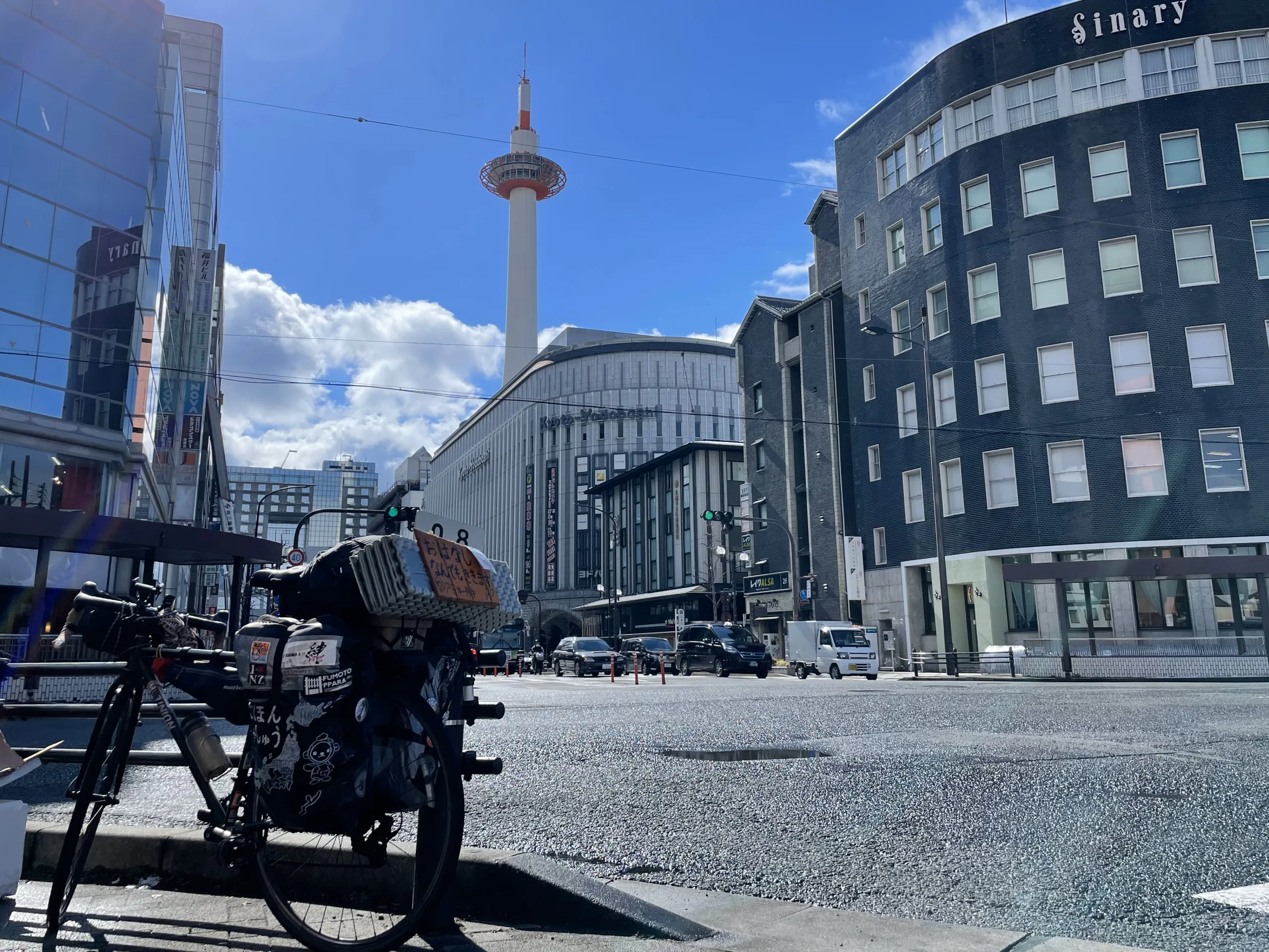 京都タワーと自転車