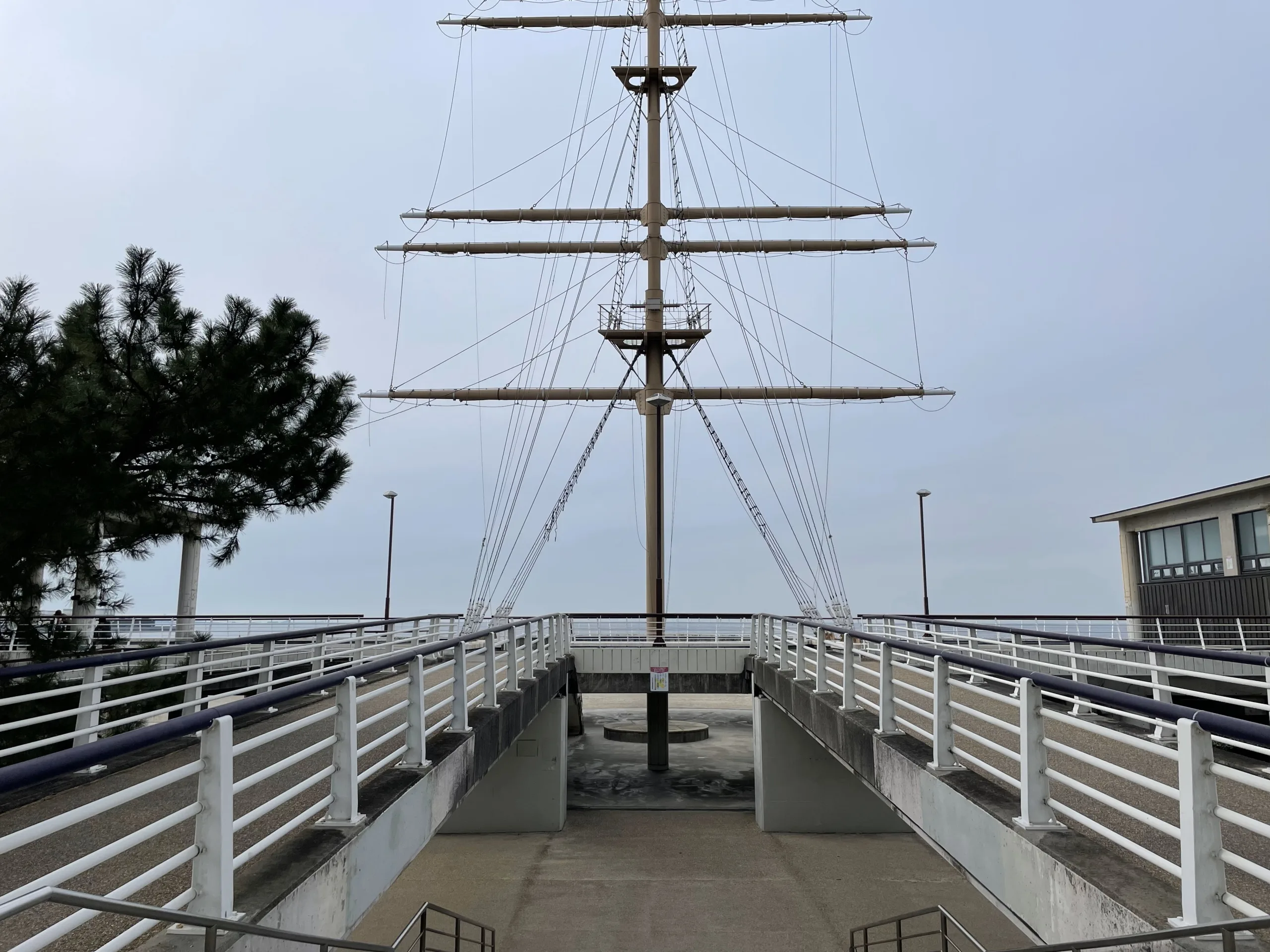 二色浜公園の船の形をしたピロティ