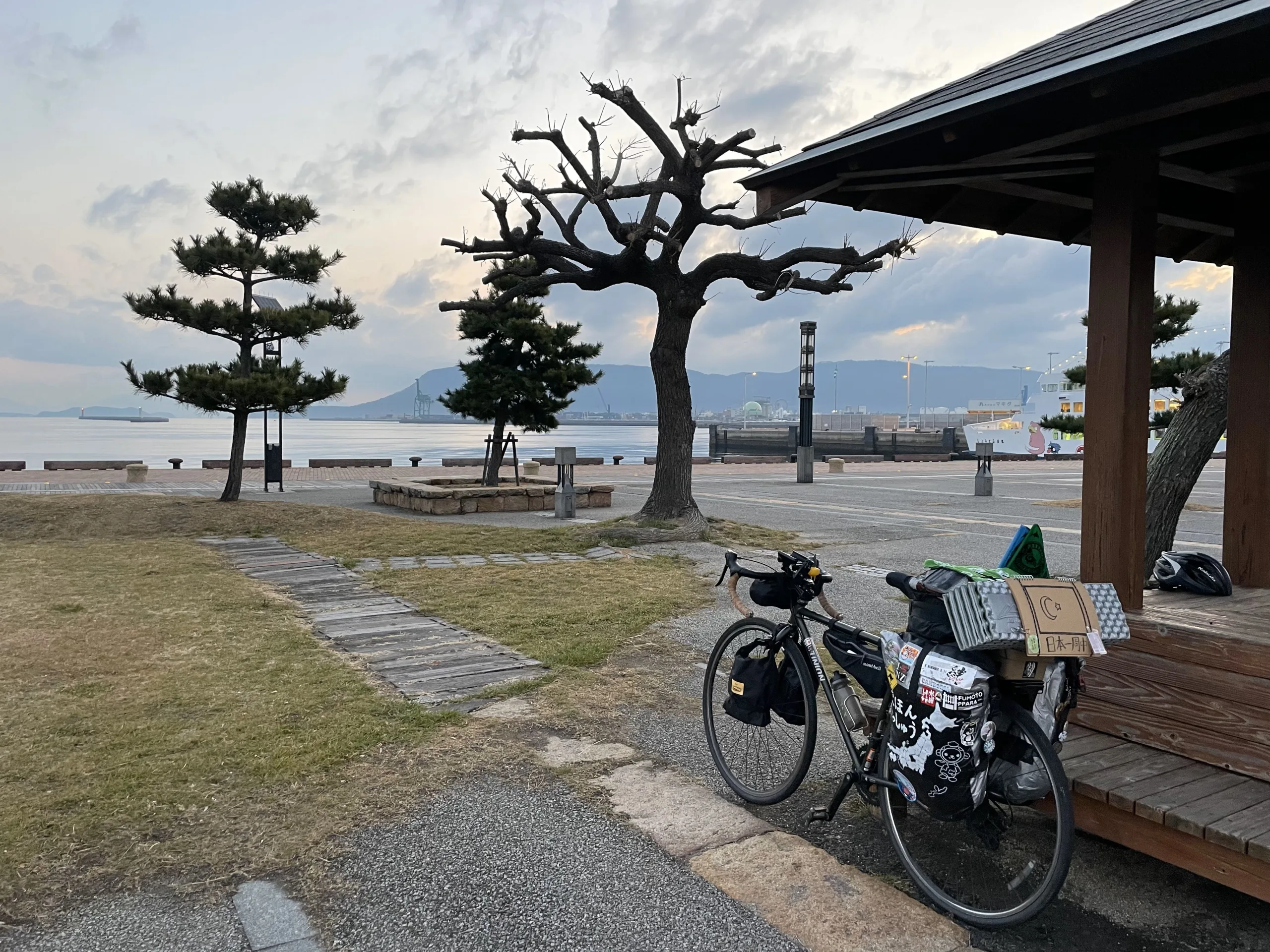 高松港に止めた自転車