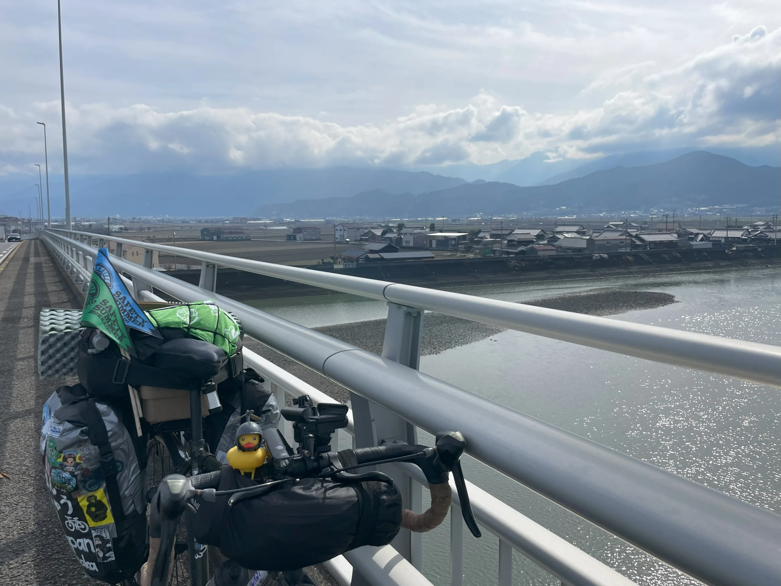 愛媛の中山川の橋と自転車