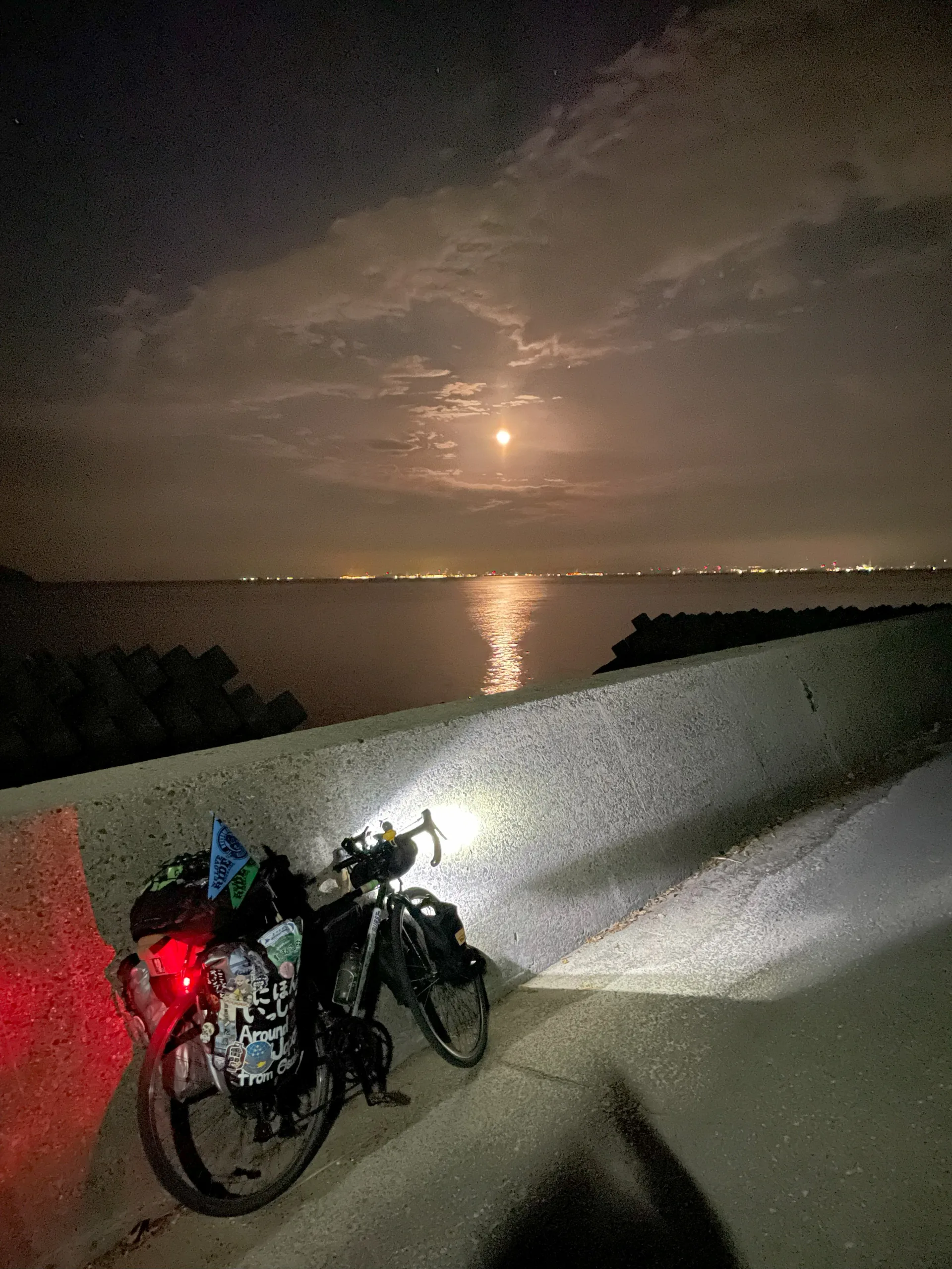 桜井海浜ふれあい広場キャンプ場に帰る夜道の月