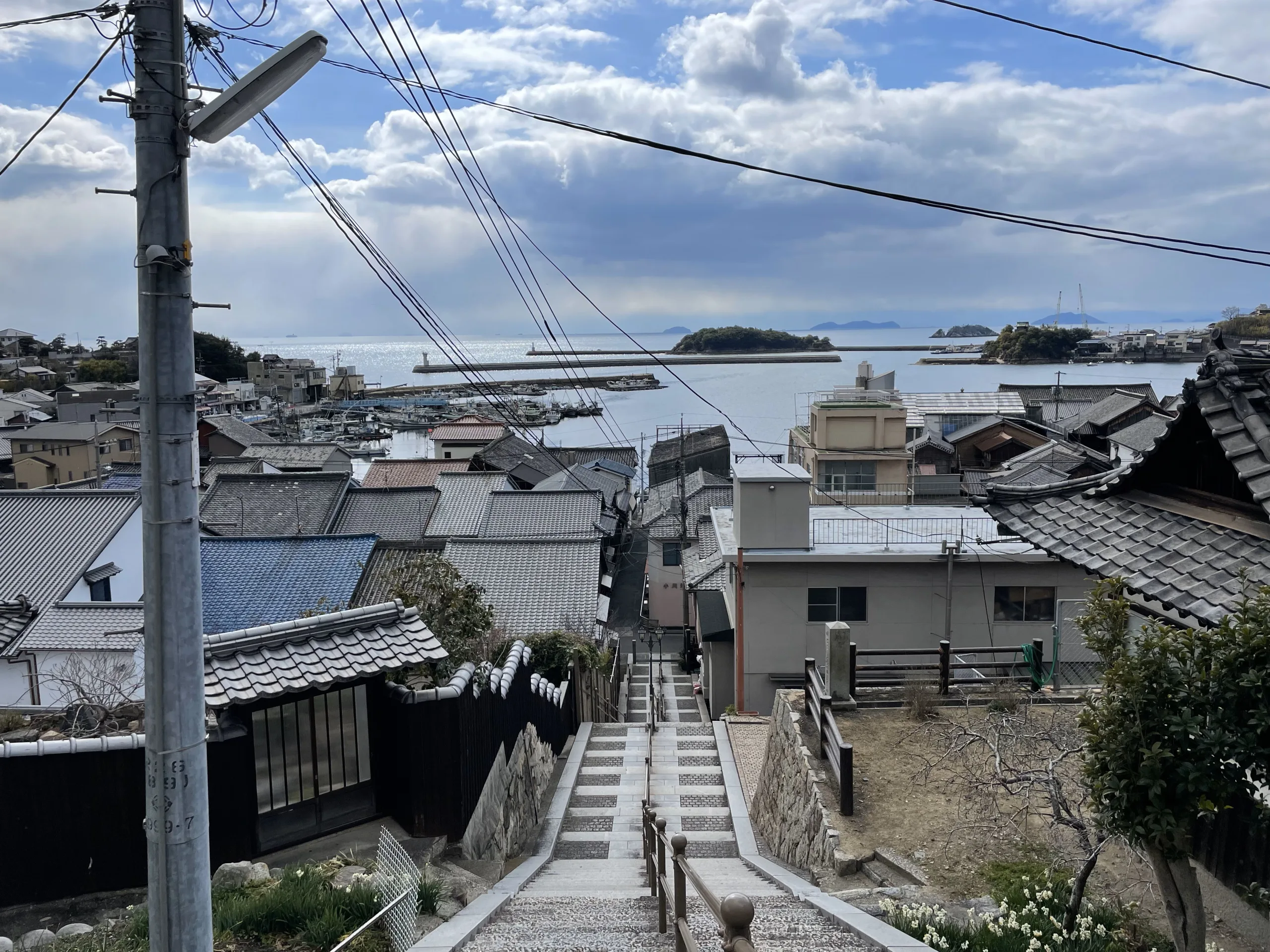 階段上から見た鞆の浦の風景