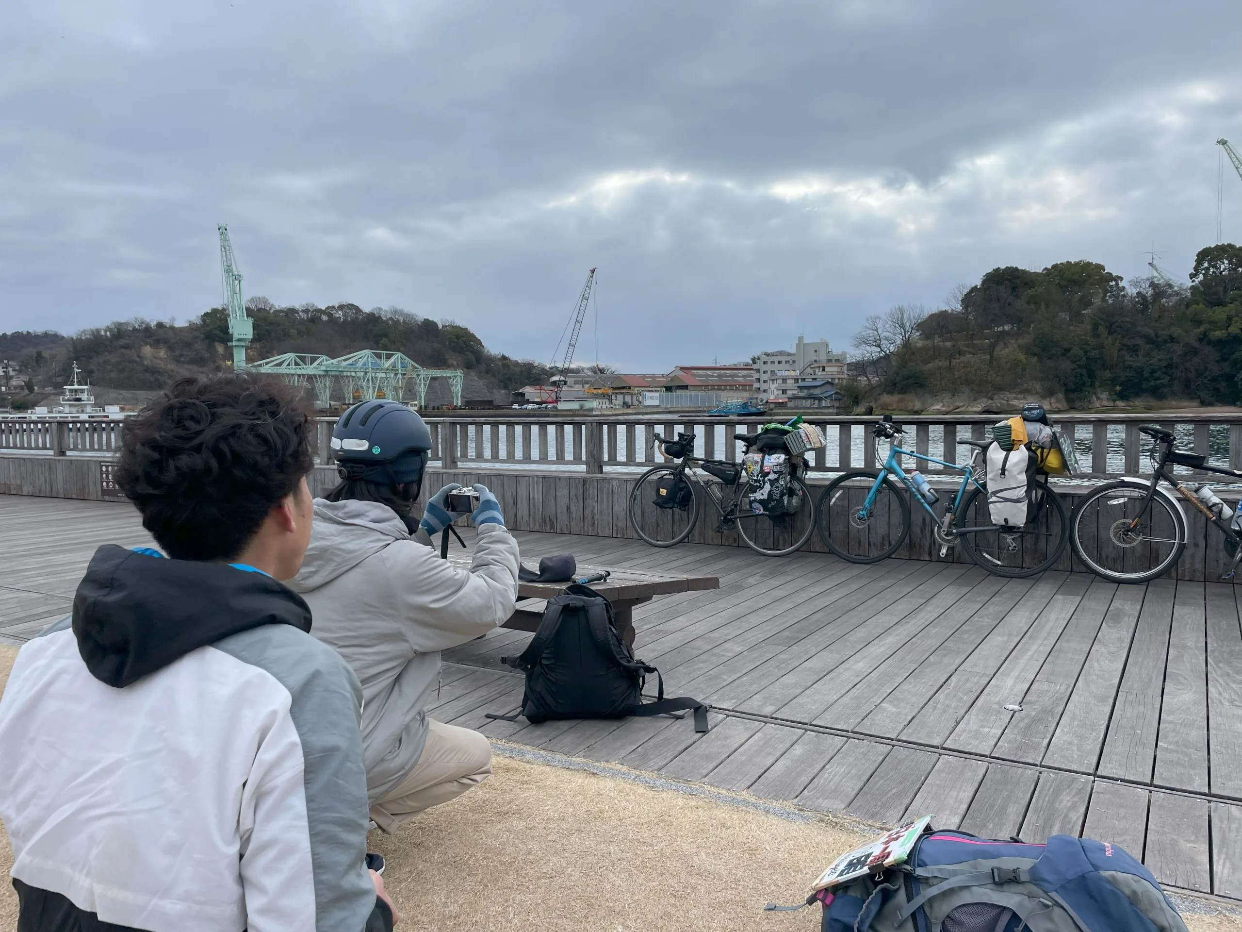 尾道で自転車の写真を撮る旅人