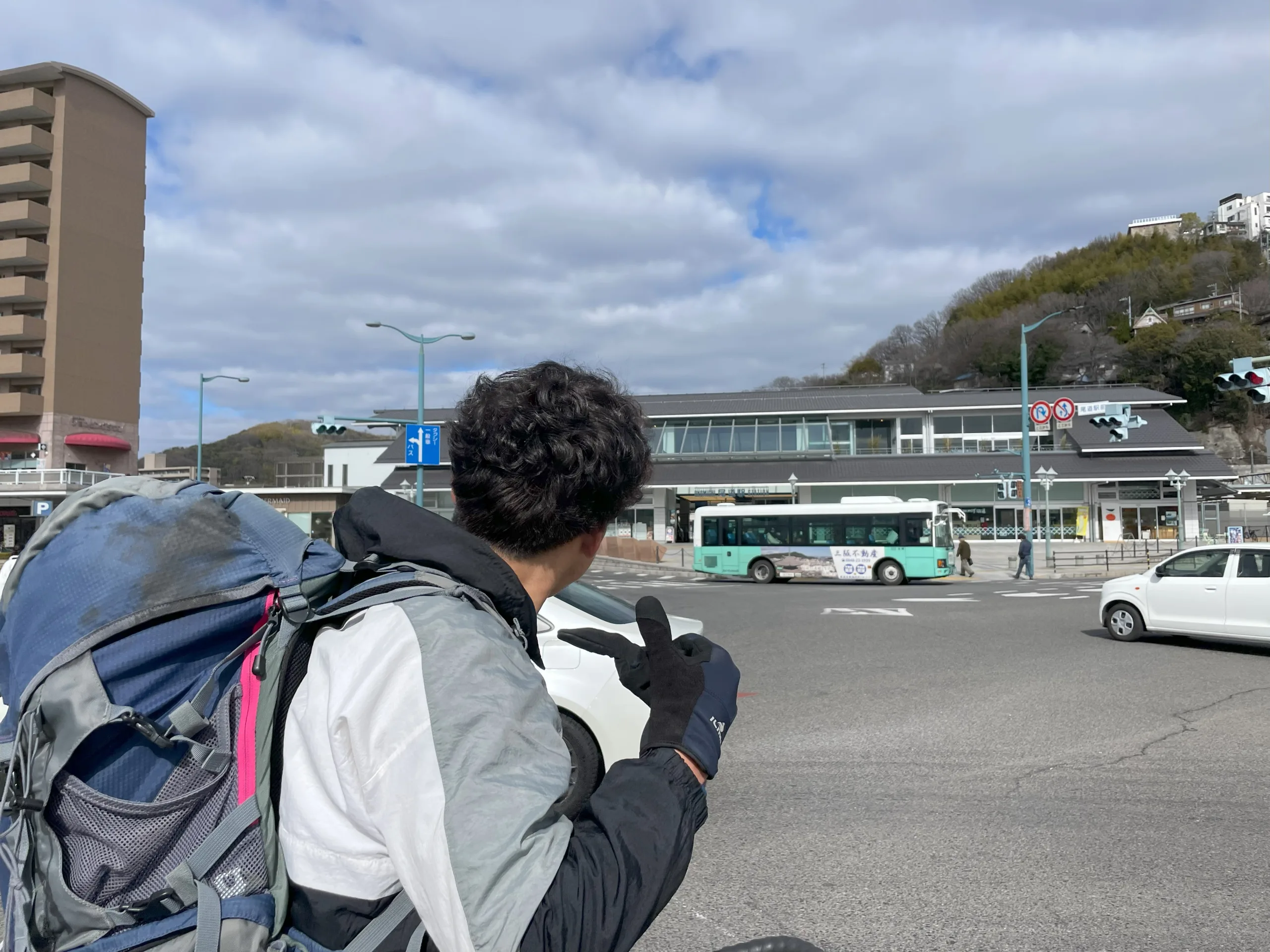 尾道駅前の旅人