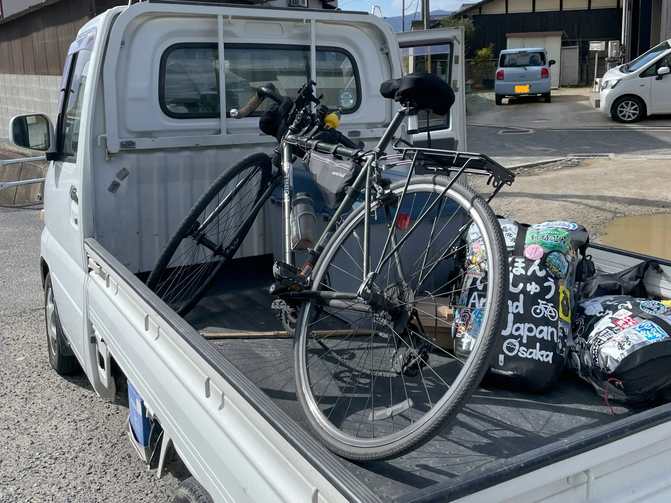 軽トラの荷台に乗せられた旅用の自転車