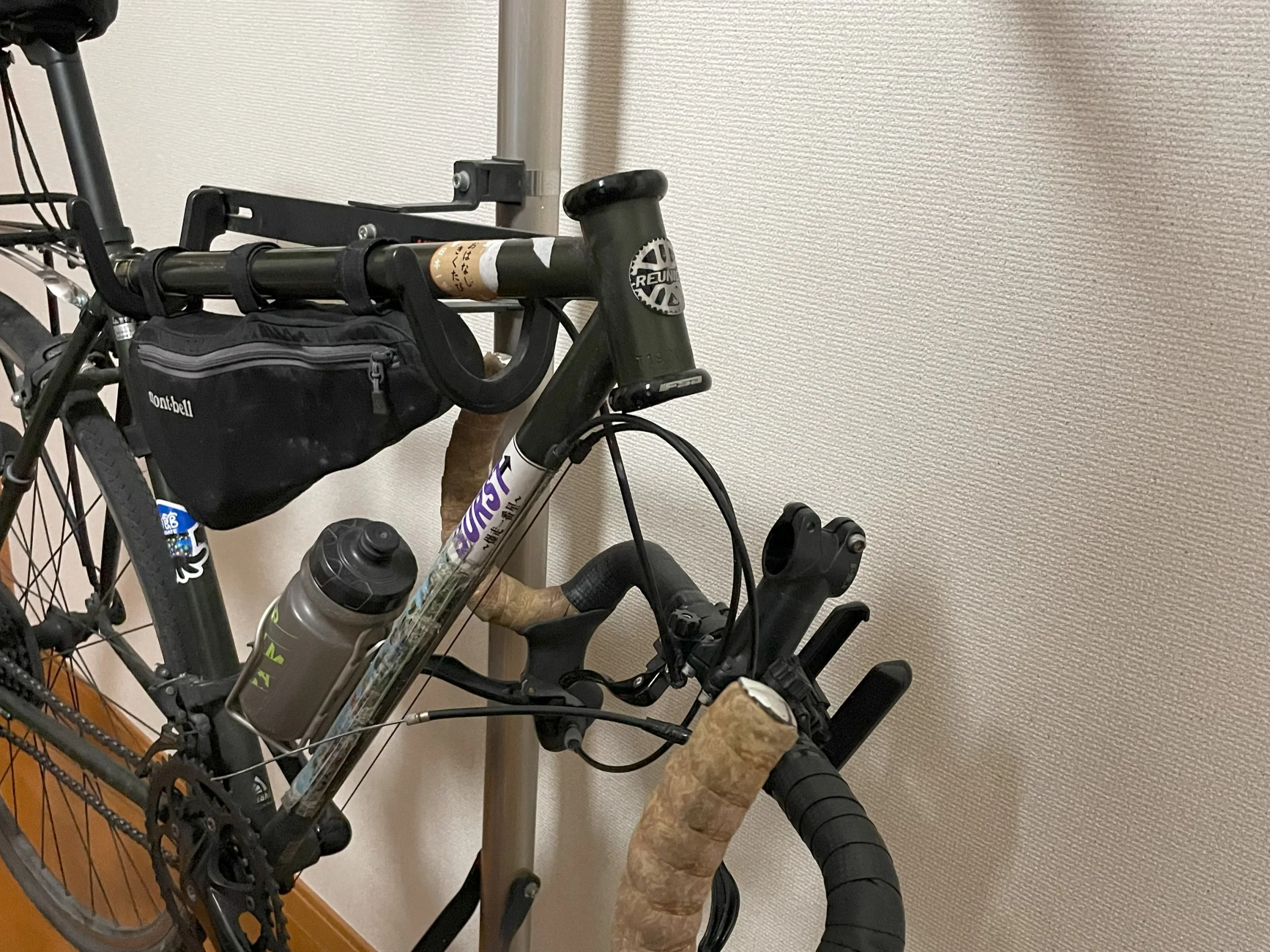 フォークを交換している自転車