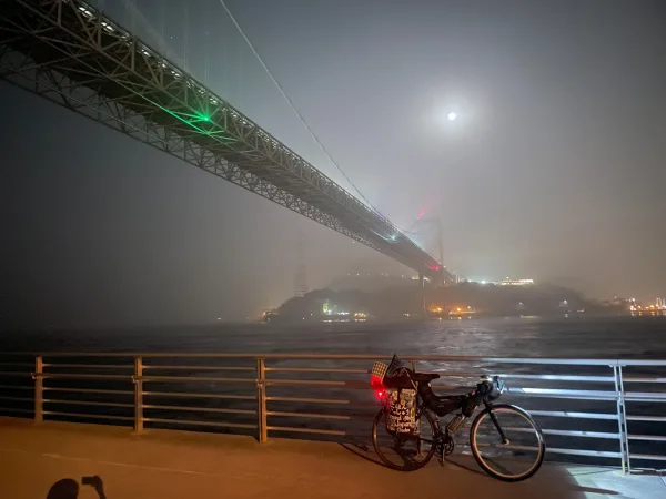 夜の関門橋の下に止めた自転車