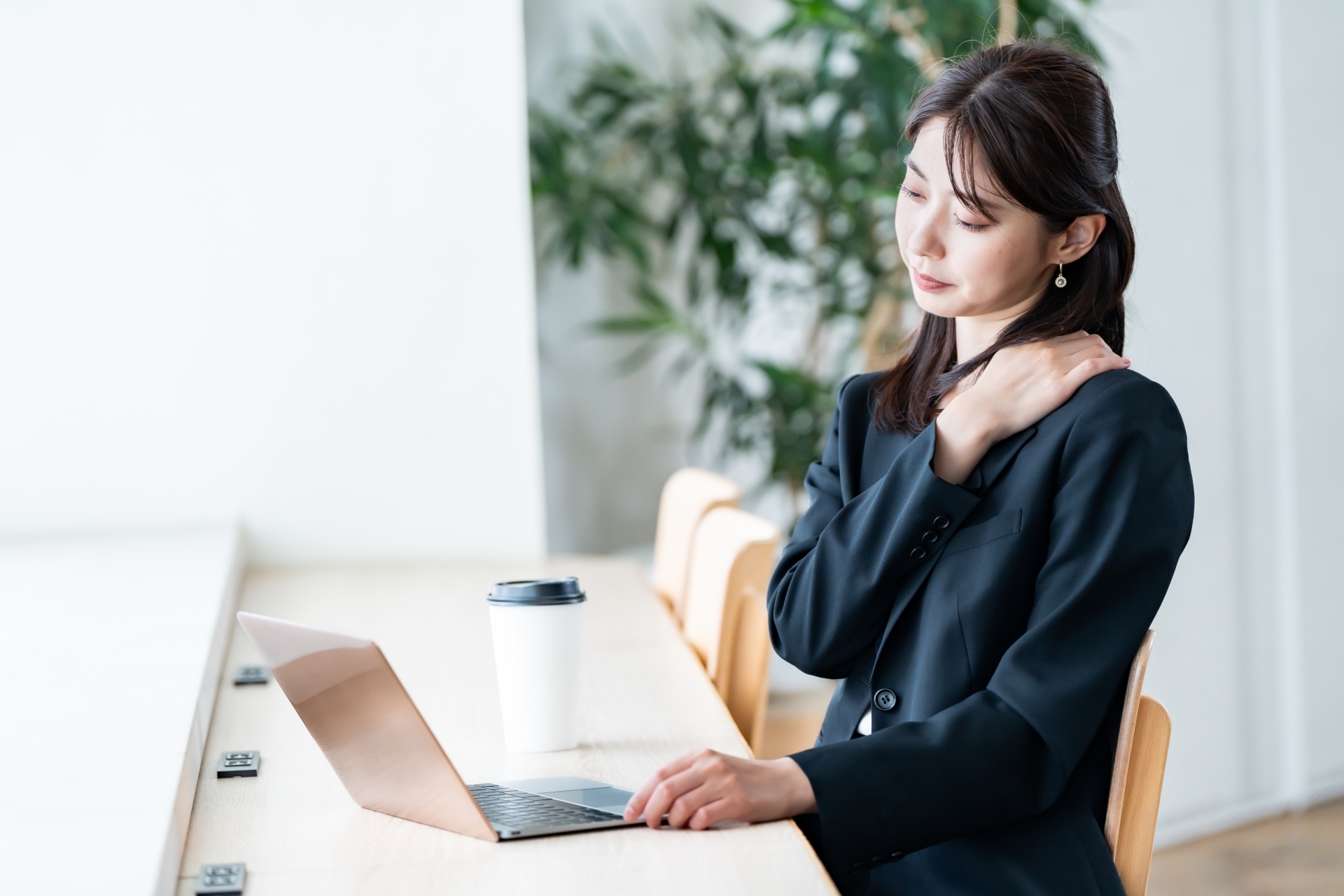 肩こりに悩む女性
