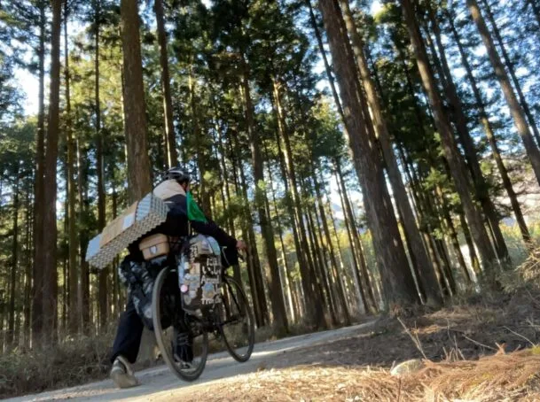 ふもとっぱらキャンプ場を自転車で出る場面