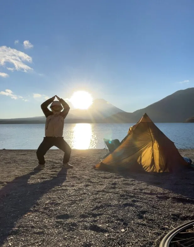 浩庵キャンプ場の朝日と△ポーズ