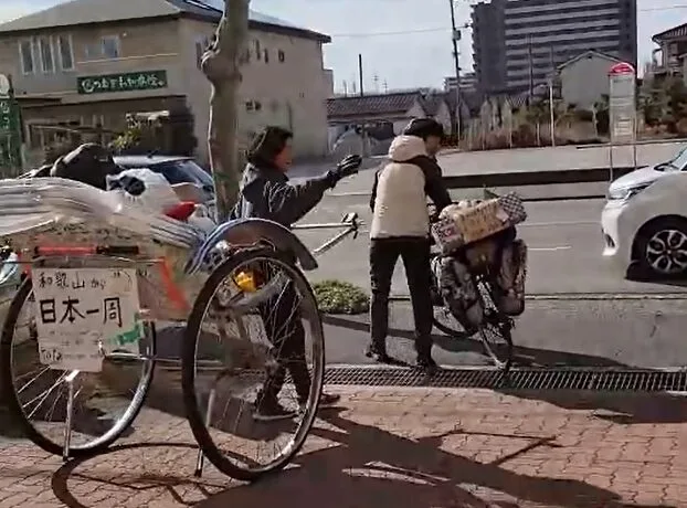 2号線を岡山に向かって走る自転車の旅人