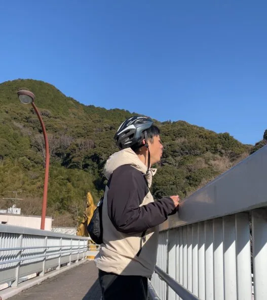 静岡市の歩道橋で休憩する様子