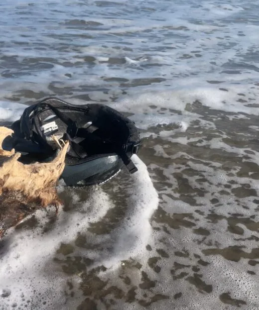 渥美半島の海岸で自転車のヘルメットを撮影