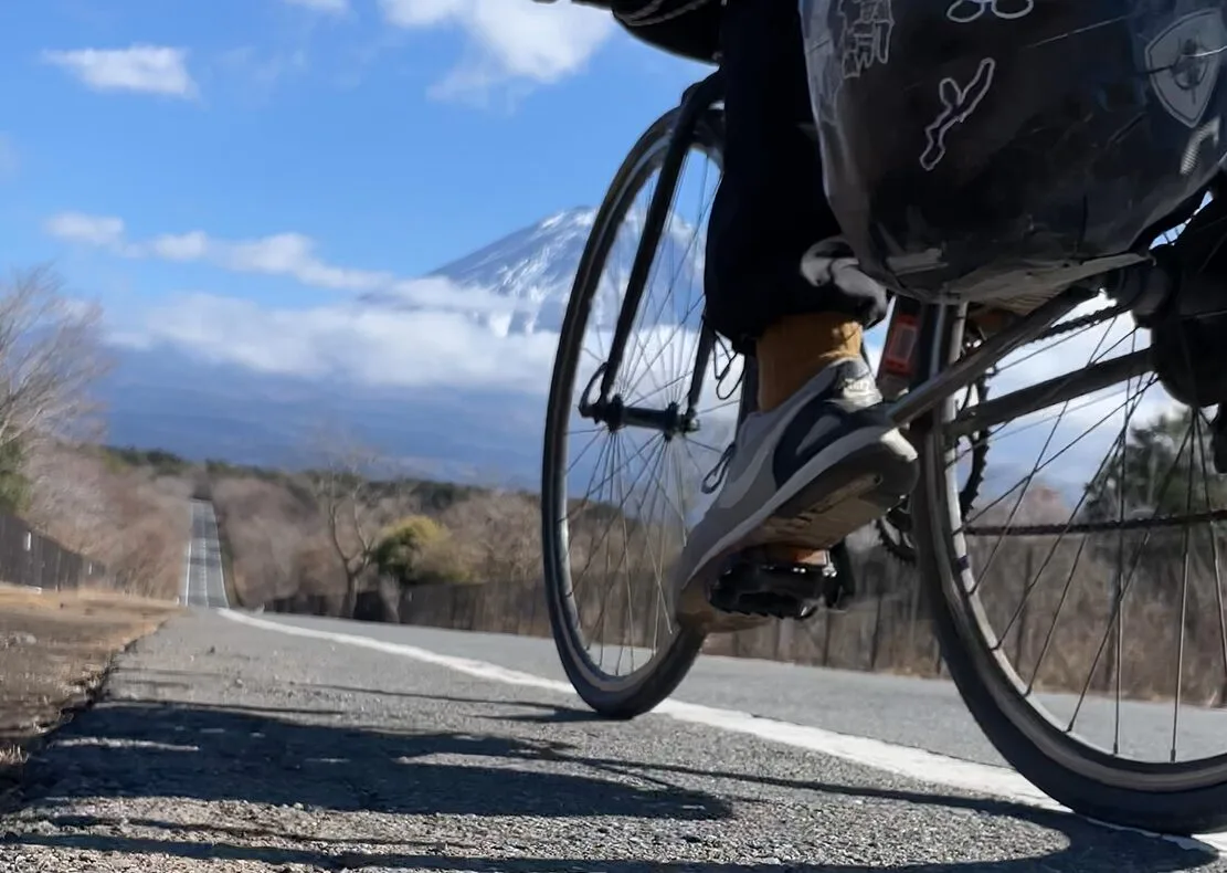 富士山まで伸びる直線で記念撮影