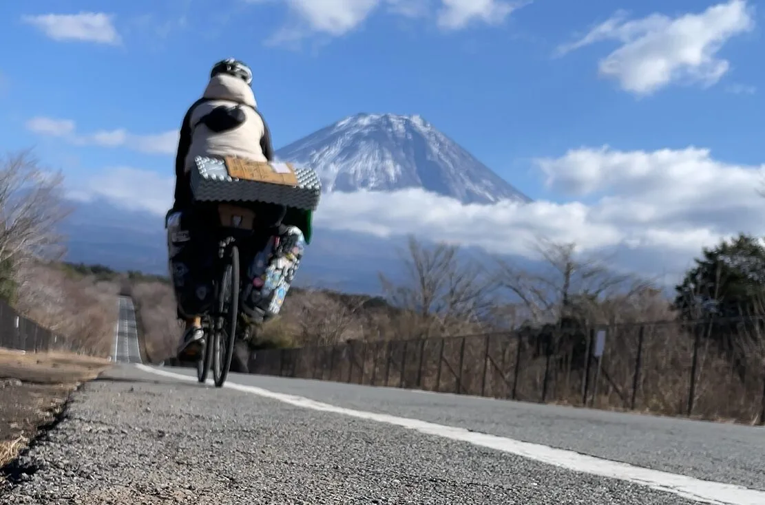 富士山まで伸びる直線で記念撮影