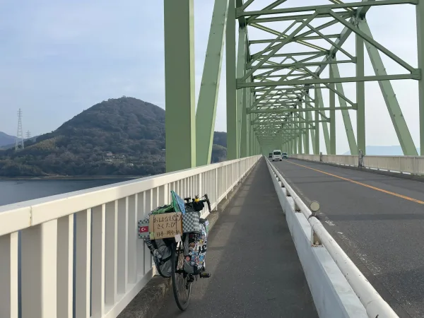 周防大橋を渡る自転車