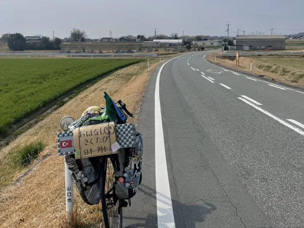 山口の田園地帯を走る自転車