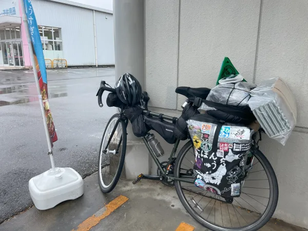 ジョイフルで雨宿りする自転車