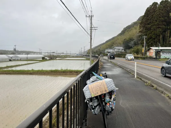 雨の中10号線を走る自転車