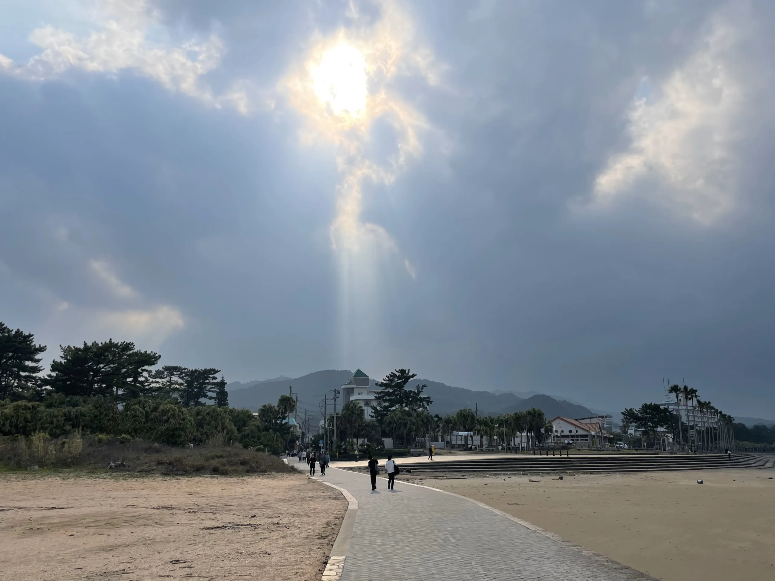 青島神社へ続く道に差し込む太陽の光