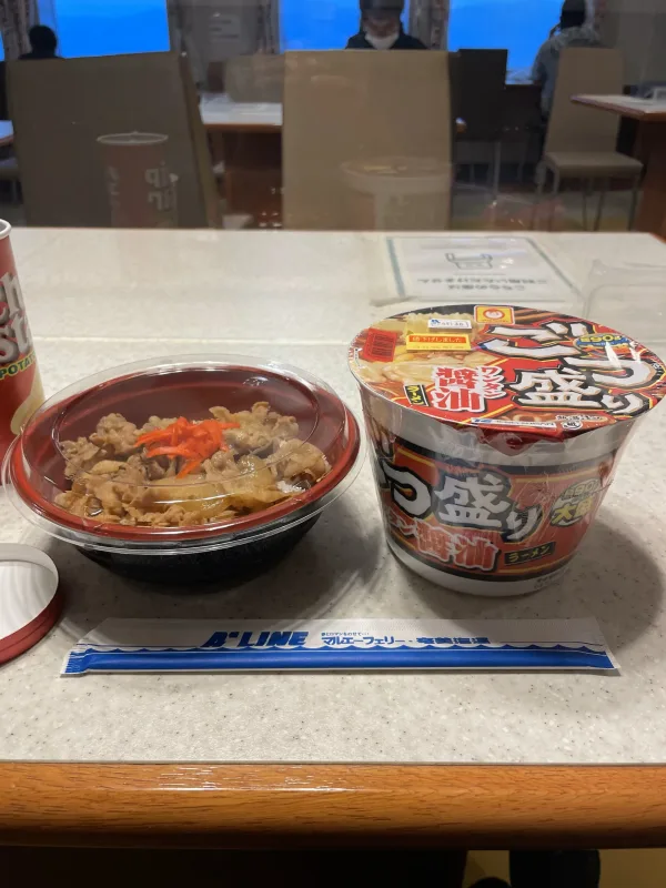 フェリーきかいで食べる牛丼とカップ麺