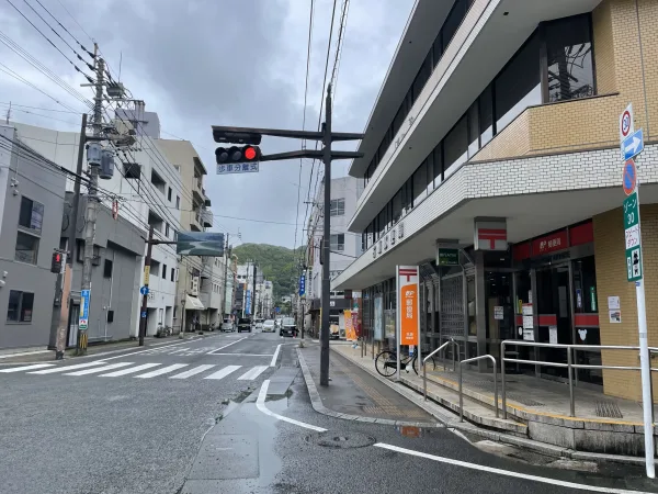 名瀬郵便局前の道路