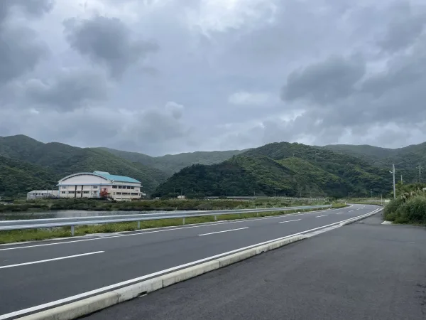 三太郎の里の前の道