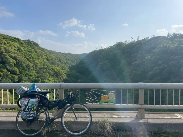 徳之島の橋を渡る自転車