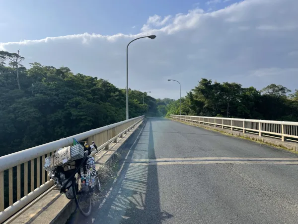 徳之島の橋を渡る自転車