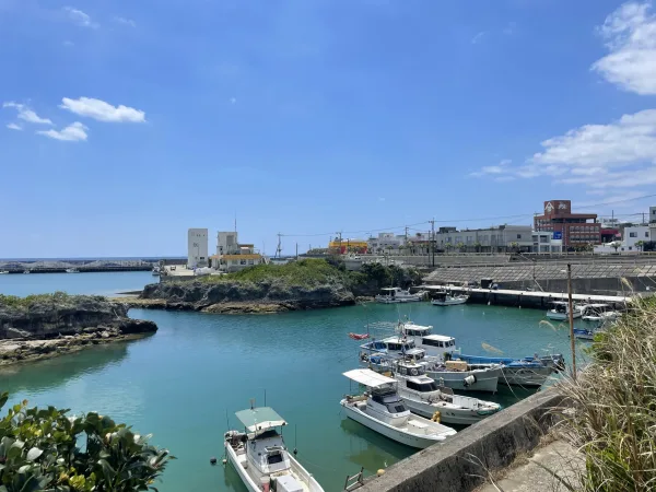 沖永良部島の港に置かれた船