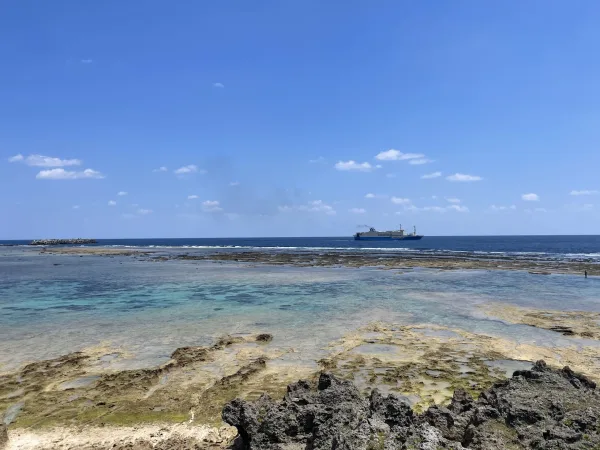 沖永良部島から見たフェリーと海