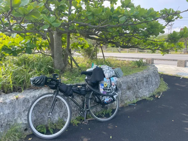 与論島に止めた日本一周の自転車