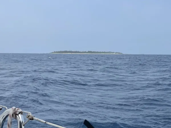 海から見た水納島