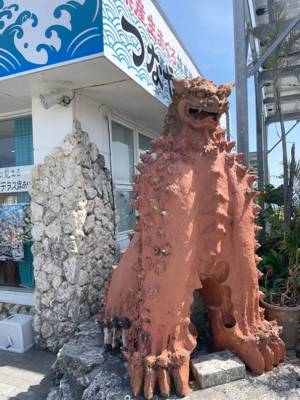 斎場御嶽近くの食堂のシーサー