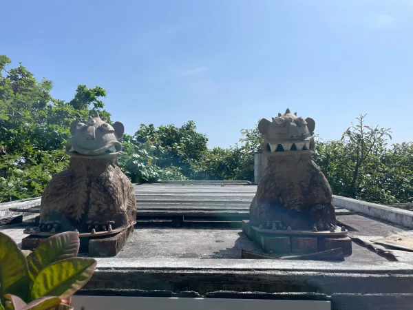 沖縄の浜辺の茶屋のシーサー