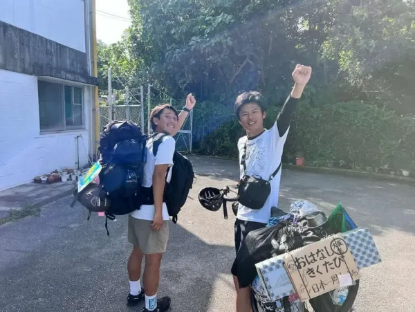 沖縄にいるヒッチハイカーと自転車日本一周旅人