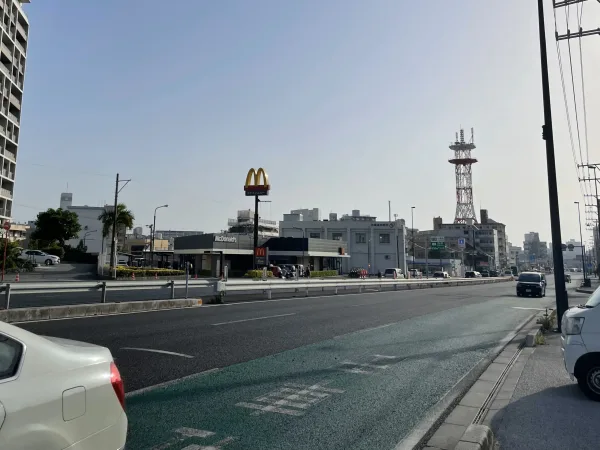 宜野湾市のマクド前の道路