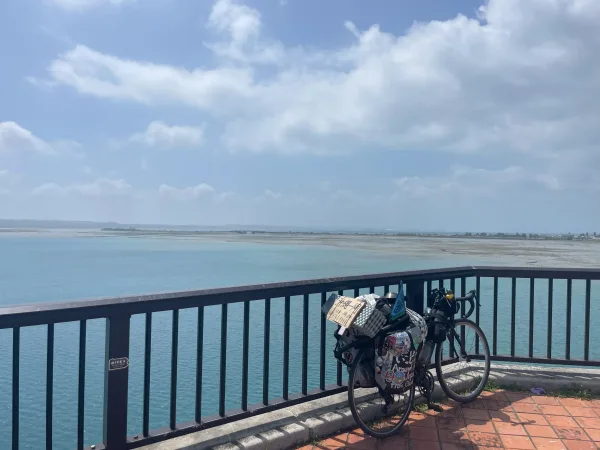 浜比嘉大橋から見た海中道路と自転車