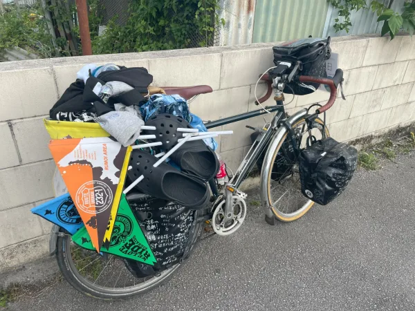 沖縄で出会った日本一周旅人の自転車