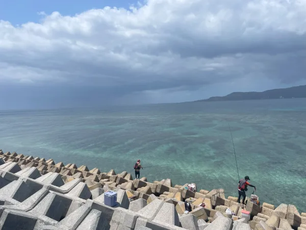 道の駅許田の前で釣をする人