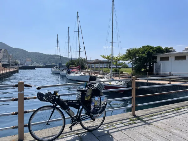 古仁屋港に止まった自転車とヨット