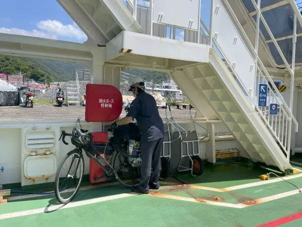 加計呂麻島行きのフェリー自転車積み込み